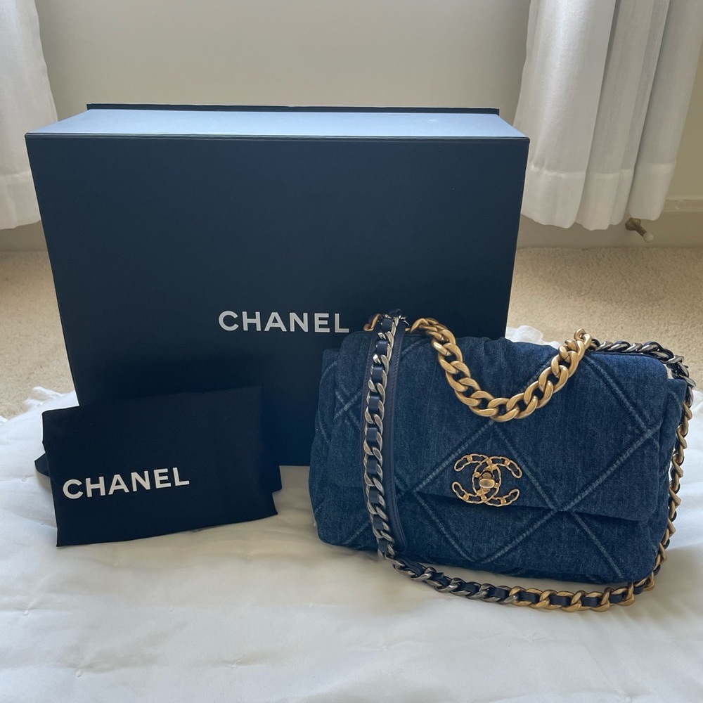 Chanel 19 medium in denim